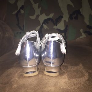 Little girls shoes (silver size 1)